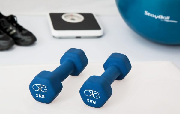 Trainers, two 2 kg hand weights, a medicine ball and scales